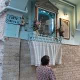 L'edicola che custodisce la Madonna di Costantinopoli in corte Carducci 